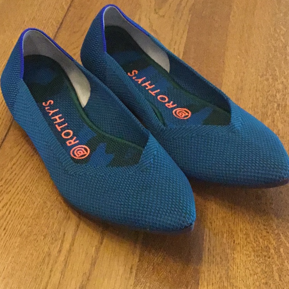 Woman’s Rothy’s The Point in blue with camo inner sole. Size 8. Like new! Cute!